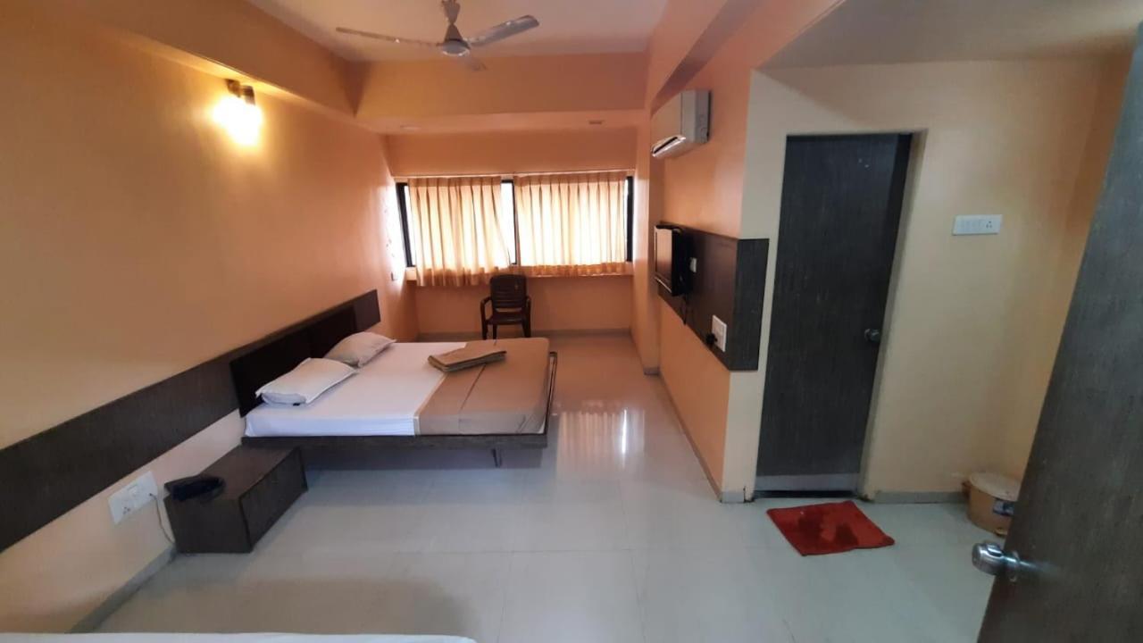 Sugandha Lodge Solapur Exterior foto